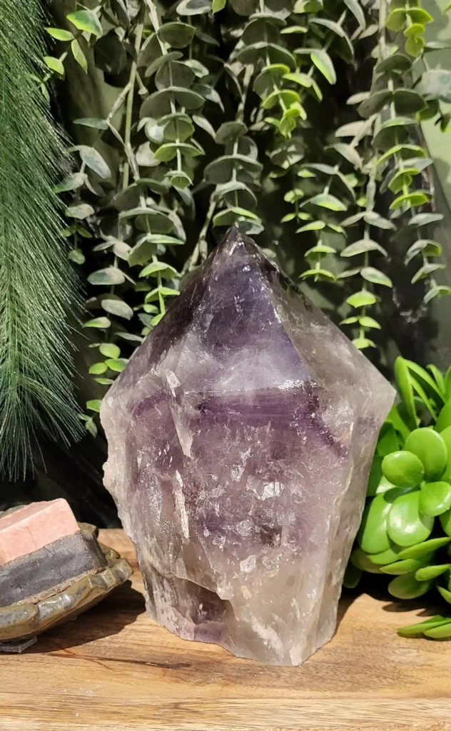 ruwe amethist punt 17cm h. 2209gr edelstenen voor in de slaapkamer