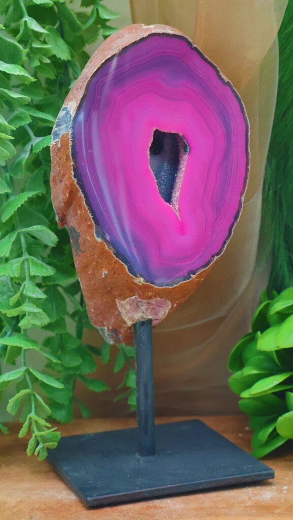 2685a Roze agaat stuk op voet Stones of nature