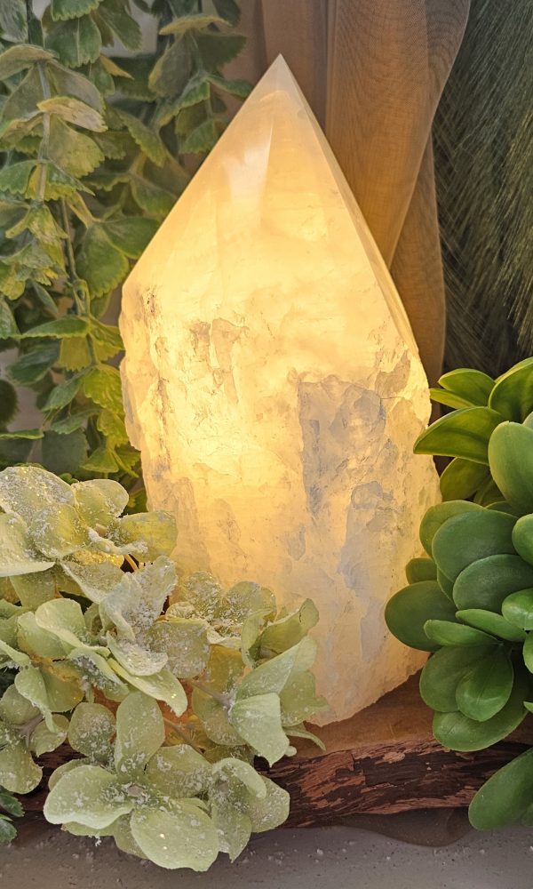 Bergkristal lamp met gepolijste punt