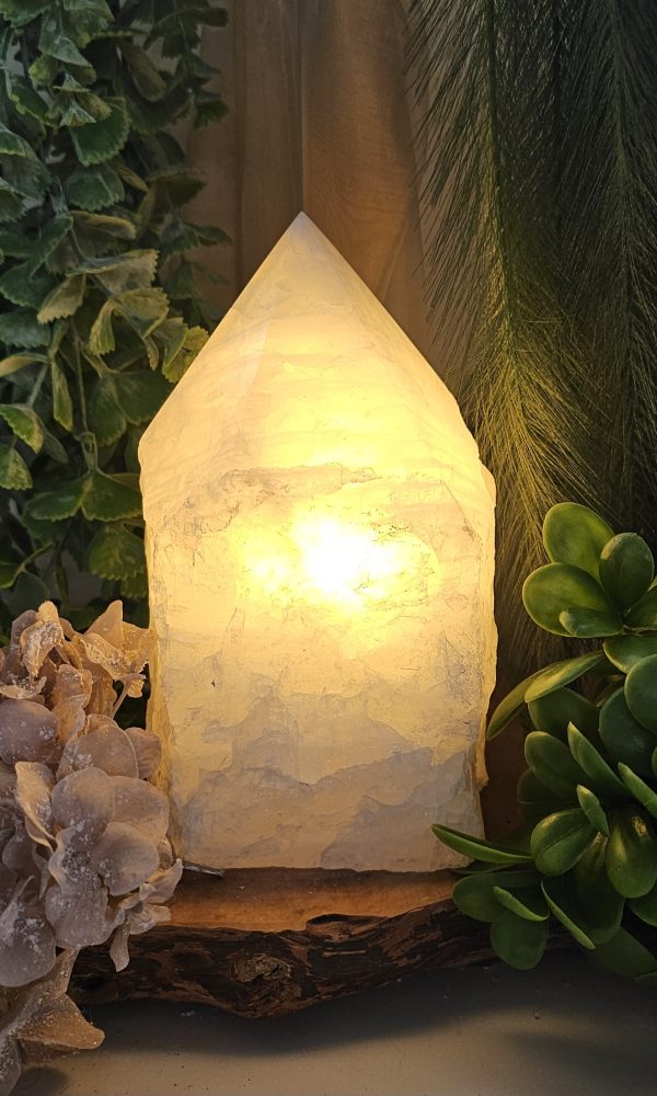 Bergkristal lamp met gepolijste punt