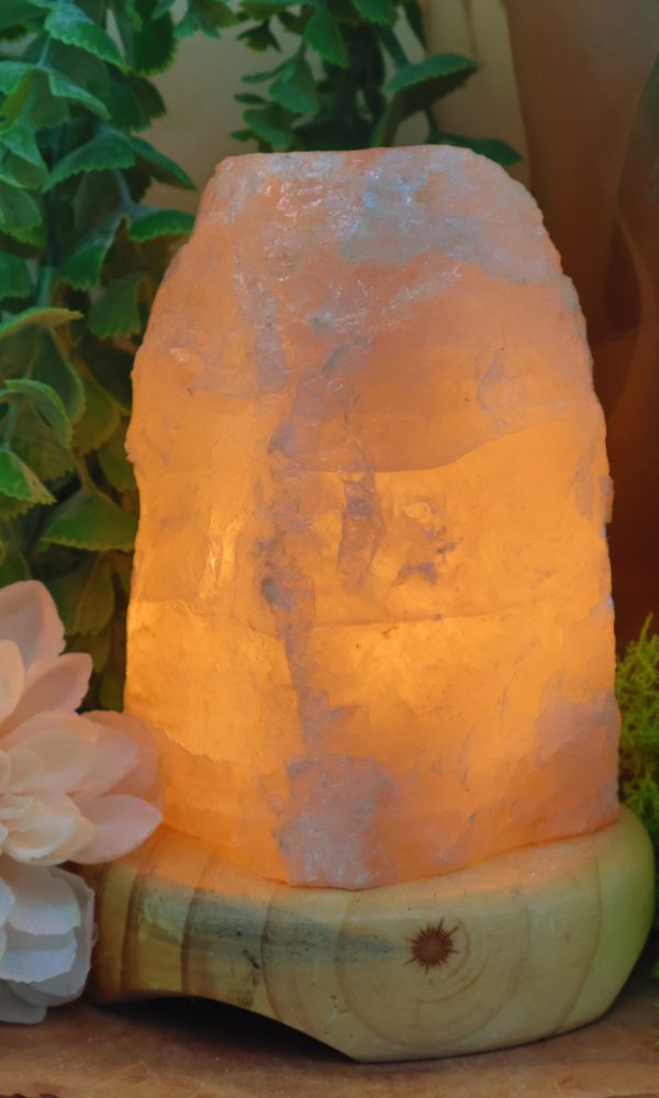 Bergkristal lamp ruw op voet