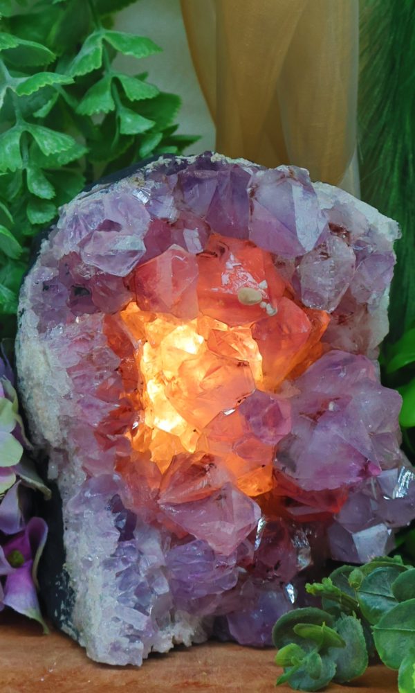 Amethist lamp met zwarte achterkant