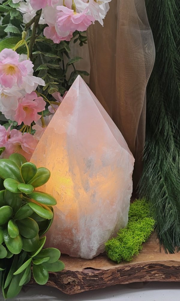 Ruwe rozenkwarts lamp met gepolijste punt
